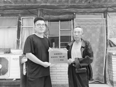 <br>          为村民办实事 图片由受访者提供<br><br>        