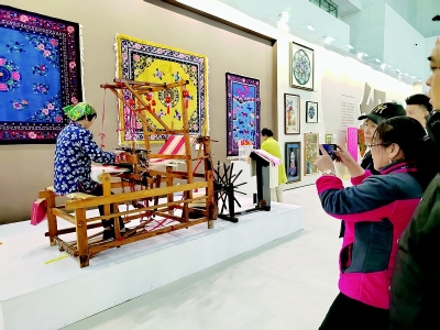 <br>          体验非遗魅力，了解黄河故事、山西故事。 本报记者 任小芳 摄<br><br>        