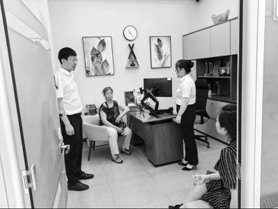 <br>          银行工作人员成功为客户挽回损失。 图片由中国银行太原并州支行提供<br><br>        