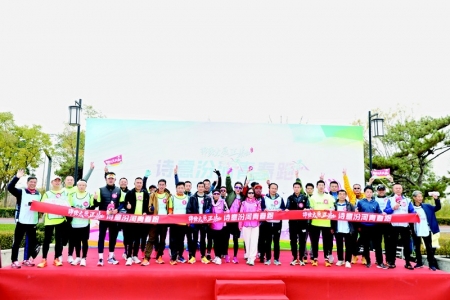 <br>          近200名跑友沿着美丽的汾河畔尽情奔跑 图片由主办方提供<br><br>        