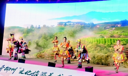 <br>          极具特色的民族风情歌舞表演，收获山西观众的一致好评。 本报记者 李芸红 摄<br><br>        