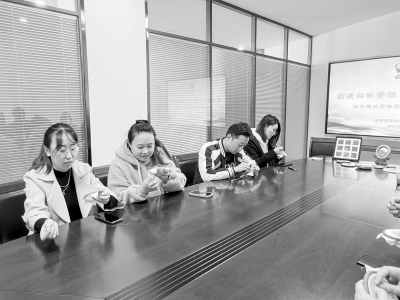 <br>          体验非遗晋绣 图片由团太原市万柏林区委提供<br><br>        