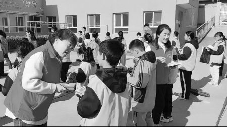 <br>          志愿者鼓励孩子们要好好学习 图片由团黎城县委提供<br><br>        