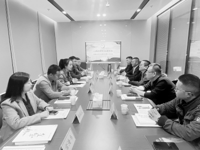 <br>          在座谈交流中，委员们围绕各自的企业进行介绍。<br><br>        