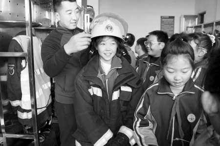 <br>          学生穿上消防服 图片由团陵川县委提供<br><br>        