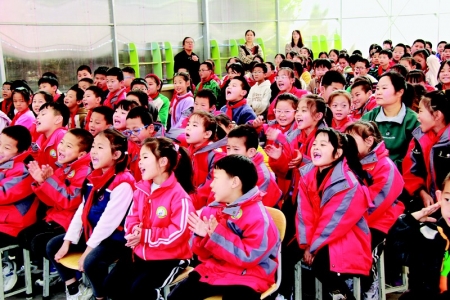 <br>          台上“包袱”连连，台下笑声不断。 图片由太原市小店区融媒体中心提供<br><br>        