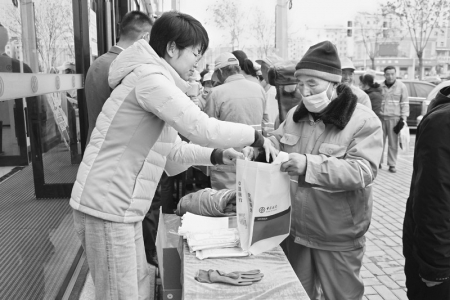 <br>          为环卫工人送温暖 图片由团陵川县委提供<br><br>        