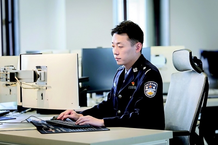 <br>          怀揣“千磨万击还坚韧”的拼劲<br><br>        