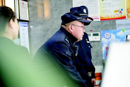 <br>          奋战在打击违法犯罪行为的第一线 图片由受访者提供<br><br>        