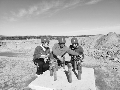 <br>          师徒仨在工程现场工作 通讯员 赵翔 摄<br><br>        