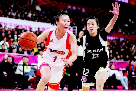 <br>          山西女篮以一场大胜庆祝12岁“生日” 本报记者 胡远嘉 摄<br><br>        