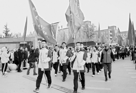           学生们目光坚毅、步履坚实。        