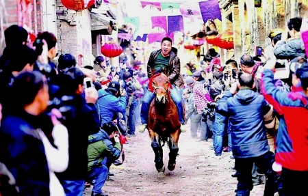           阳泉下董寨村“跑马排”        