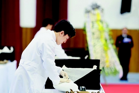 <br>          11月22日，在韩国仁川，韩方工作人员将志愿军烈士遗骸入殓。<br><br>        