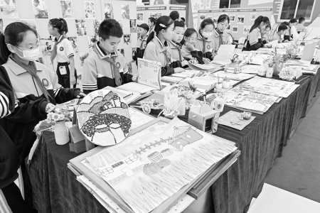 <br>          开展校内校外相结合的少先队实践活动<br><br>        