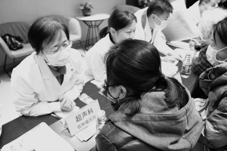 <br>          医学专家现场问诊<br><br>        