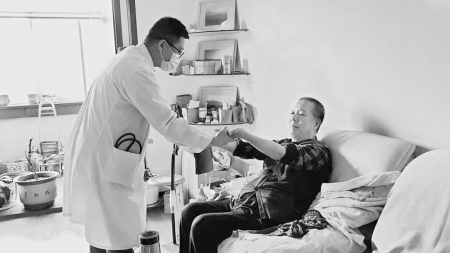 <br>          入户义诊服务居民 图片由团太原市万柏林区委提供<br><br>        