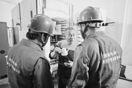 <br>          八义窑烧制车间工作人员向供电公司员工展示刚出炉的瓷器宋昱摄<br><br>        