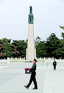 <br>              ▲11月23日，志愿军烈士遗骸抵达沈阳抗美援朝烈士陵园。<br><br>        