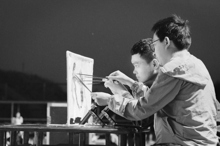 <br>          学生表演皮影戏 图片由晋中信息学院提供<br><br>        