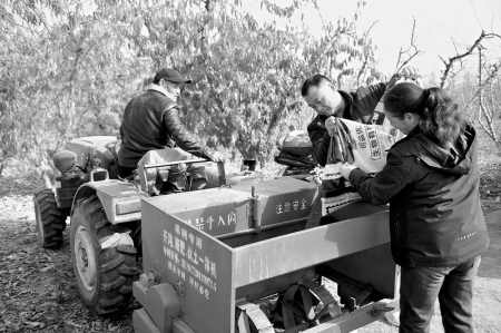 <br>          果农正在为桃树追肥 图片由山西省邮政分公司提供<br><br>        