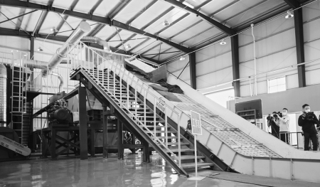 <br>          完善大件垃圾清运流程 本报记者 康乐 摄<br><br>        