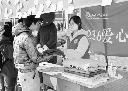 <br>          捐赠衣物给山区儿童 图片由通讯员提供<br><br>        