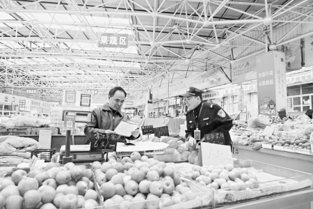 <br>          民辅警晓民情、抓共治、守平安。 图片由太原市公安局提供<br><br>        