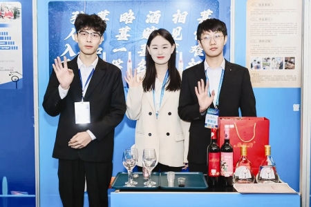 <br>          《莽泉佳酿》团队成员携手并肩摘得高职组管理创新类金奖 图片由山西财贸职业技术学院提供<br><br>        