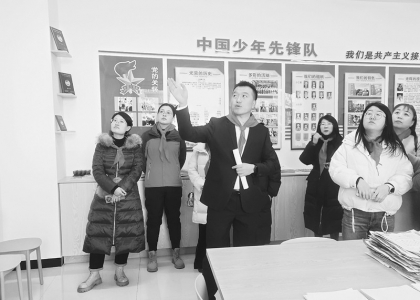 <br>          参会人员观摩和丽中学团队活动室<br><br>        