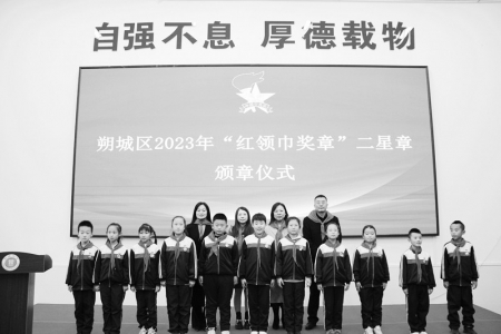 <br>          获奖个人代表和集体代表上台领奖<br><br>        