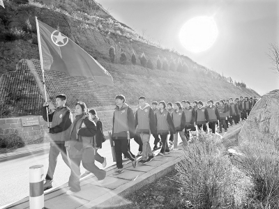 <br>          高举团旗跟党走，青春筑梦勇担当 图片由山西省贸易学校团委提供<br><br>        