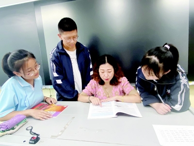 <br>          在学生身上付出了许多汗水和心血 图片由受访者提供<br><br>        