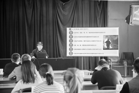 <br>          讲解消防安全知识 图片由团太原市委提供<br><br>        