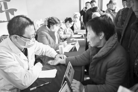 <br>          医务人员为村民问诊看病<br><br>        