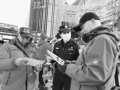 <br>          街头开展反邪教宣传 图片由太原市公安局迎泽分局桥东派出所提供<br><br>        