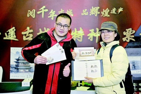 <br>          集邮爱好者展示特种邮票 图片由山西邮政提供<br><br>        