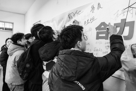 <br>          大学生在防“艾”横幅上签名 本报记者 康乐 摄<br><br>        