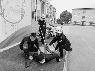 <br>          民警与教职工进行模拟对抗 图片由太原市公安局提供<br><br>        