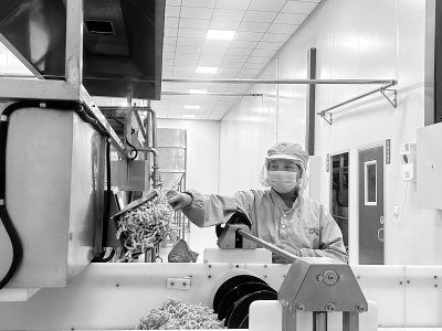 <br>          金融服务为企业发展铺路 图片由广灵农商银行提供<br><br>        