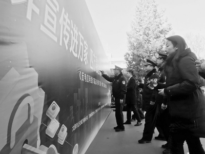 <br>          大家在反诈签名墙上签名<br><br>        