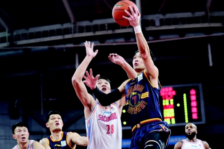 <br>          山西男篮与四川队激烈对抗中 本报记者 胡远嘉 摄<br><br>        