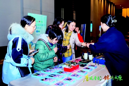 <br>          与会代表欣赏非遗和文创宣传品 图片由太原市文化和旅游局提供<br><br>        