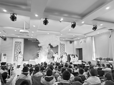 <br>          工作人员带来了精彩的科学小实验 图片由太原市迎泽区融媒体中心提供<br><br>        