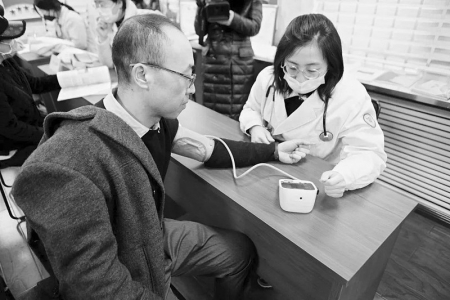 <br>          义诊送温暖 图片由团太原市万柏林区委提供<br><br>        