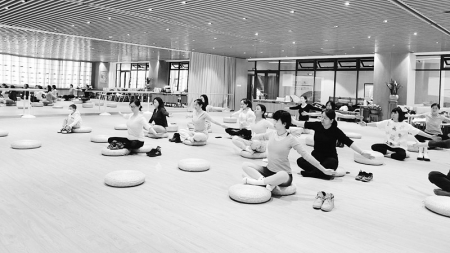 <br>          文化志愿者练习瑜伽 图片由山西省图书馆提供<br><br>        