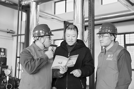 <br>          讲解安全用电知识 通讯员 陈军 摄<br><br>        