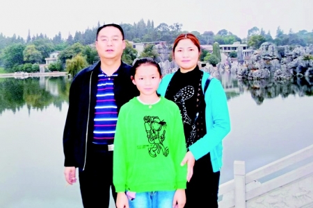 <br>          桂楠8岁那年，一家三口旅游时的留影。<br><br>        