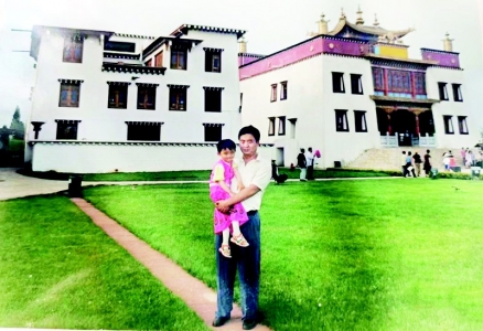 <br>          1999年，3岁的桂楠跟着爸爸外出游玩。<br><br>        