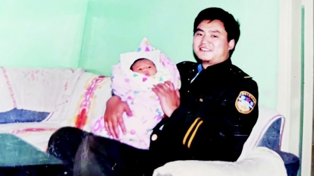 <br>          爸爸抱着小桂楠的留影<br><br>        